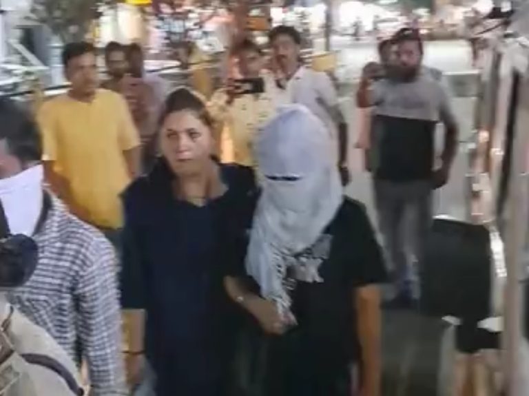 स्पा सेंटर पर पुलिस का छापा : नाबालिग को मसाज के बहाने ब्लैकमेल करने का आरोप