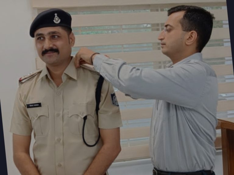 पुलिस सब इंस्पेक्टर बने इंस्पेक्टर, एसपी ने लगाएं स्टार