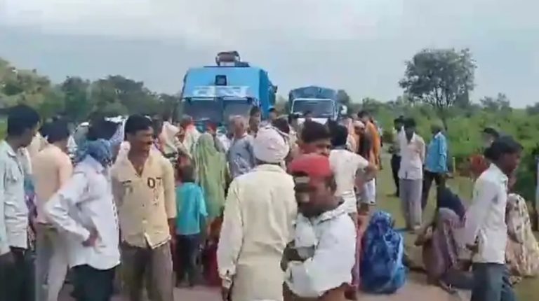 ट्रैक्टर ने 50 वर्षीय महिला को मारी टक्कर,मौके पर हुई मौत,ग्रामीणों ने किया चक्काजाम 