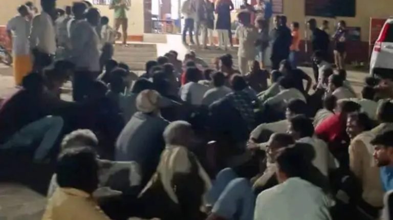 परिजन धरने पर बैठे तो पुलिस ने 6 घंटे में ही कर लिया छेड़ छाड़ के आरोपी को गिरफ्तार