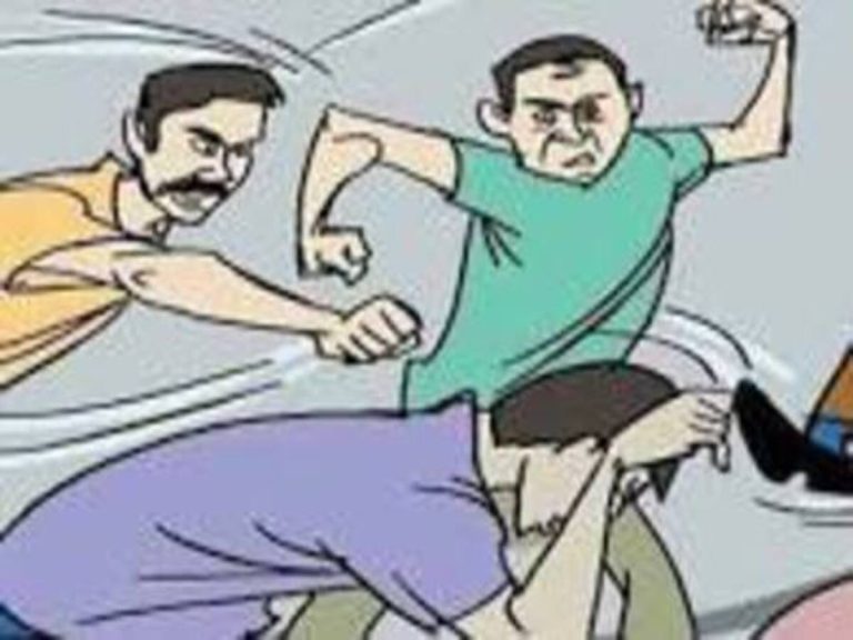 दुकान संचालक ने बैंक मैनेजर को बंधक बनाकर पीटा,