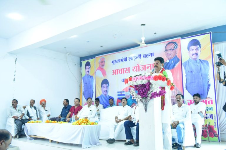 लाड़ली बहना आवास योजना को लेकर राजस्व एवं परिवहन मंत्री गोविंद सिंह राजपूत ने ली बैठक