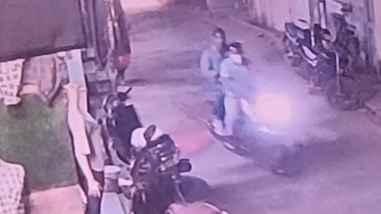 महिला के गले से चेन खींचकर भागे दो बदमाश, सीसीटीवी में हुए कैद