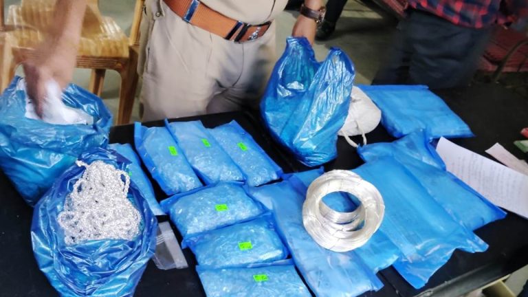 पुलिस ने 2 भाईयो से 36 किलो से अधिक चांदी जप्त की,जिसकी कीमत लगभग 26 लाख है। 