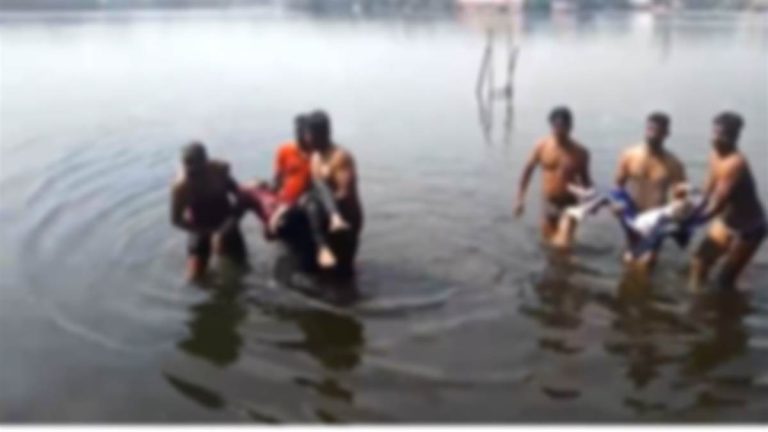 चाचा ने 6 साल के भतीजे को तालाब में फेंका, खुद भी कूदा, दोनों की मौत