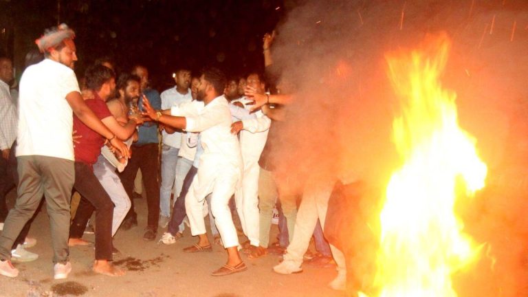 कांग्रेस की टिकट को लेकर कमल नाथ के घर के बाहर आत्मदाह का प्रयास