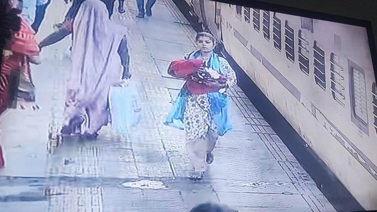  15 दिन की मासूम बच्ची को ट्रेन में सीट पर छोड़ चली गई मां, पुलिस कर रही महिला की तलाश