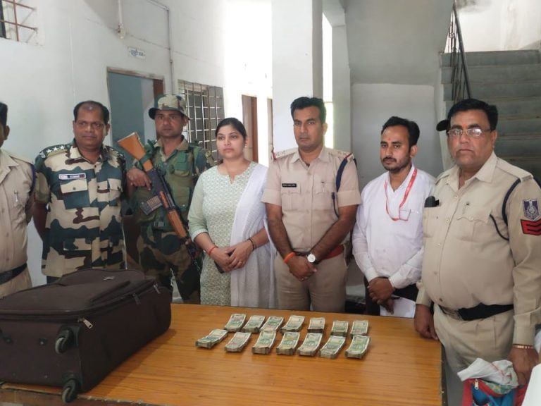 MP -UP बॉर्डर चेकिंग के दौरान पुलिस ने 3 कारो से 13 लाख किए जप्त 