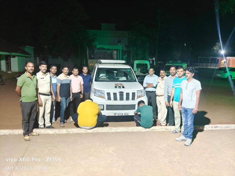 चलती कार में बैठे सटोरियों को पुलिस ने पकड़ा, खिला रहे थे सट्टा