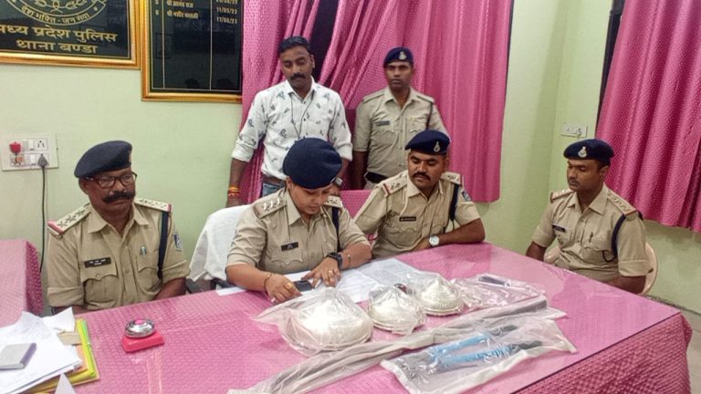 बीते दिनों जानकी रमण मंदिर में चोरी करने वाले आरोपी चोरी के माल सहित पुलिस ने गिरफ्तार किया