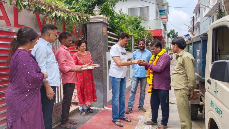 स्वच्छता ही सेवा पखवाडे के अंतर्गत सफाई मित्रों का किया गया सम्मान