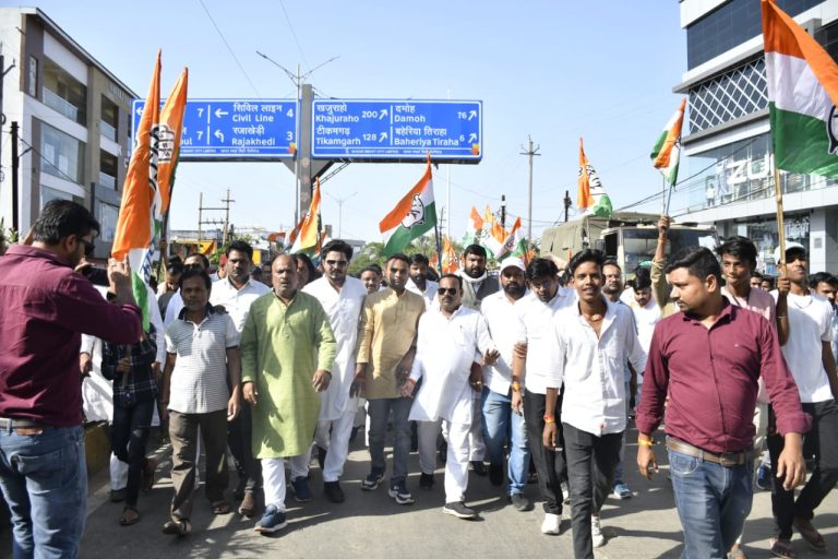 मकरोनिया नगर पालिका के खिलाफ कांग्रेस जन संघर्ष मोर्चा का प्रदर्शन वा घेराव