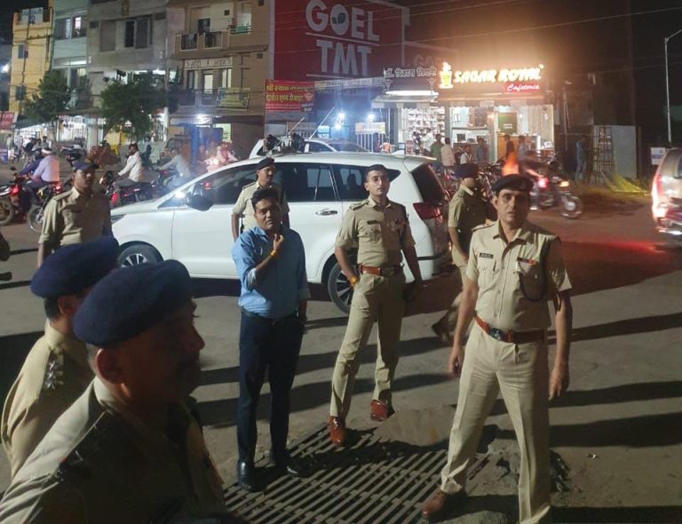 आचार सहिंता लागू, जिला निर्वाचन अधिकारी एवं पुलिस अधीक्षक ने किया सड़कों पर उतर कर निरीक्षण