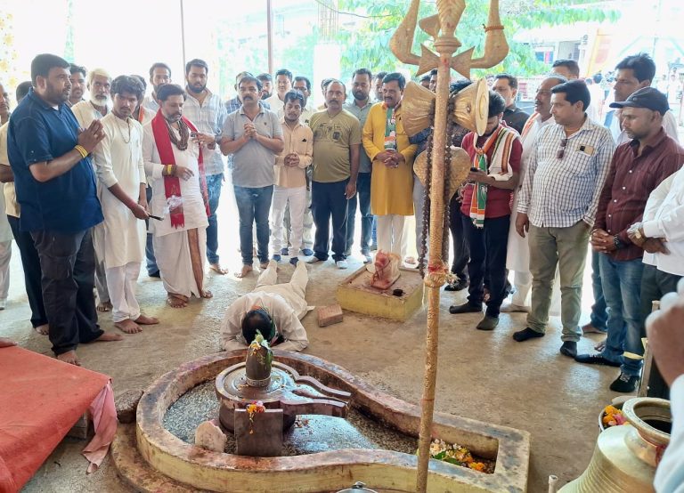 नरयावली से टिकिट मिलते ही भगवान शिव के दरवार में सुरेन्द्र चौधरी साष्टांग