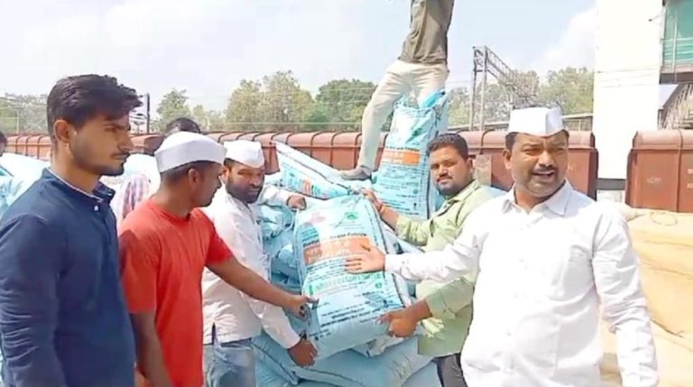 खाद वितरण में आदर्श आचार सहिंता का उल्लंघन