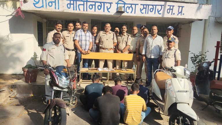 डकैती की योजना बनाते बदमाश चढ़े पुलिस के हत्थे, निकला जुलूस
