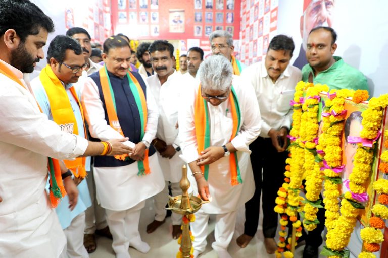 प्रदेश प्रभारी केंद्रीय मंत्री भूपेंद्र यादव और प्रदेश शासन के मंत्री भूपेन्द्र सिंह ने सागर में किया पार्टी के संभागीय मीडिया सेंटर का शुभारंभ