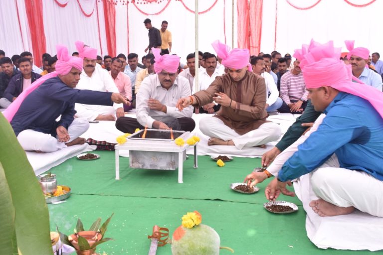 दशहरे के अवसर पर पुलिस अधीक्षक द्वारा डीआरपी लाइन में किया गया परंपरागत शस्त्र पूजन