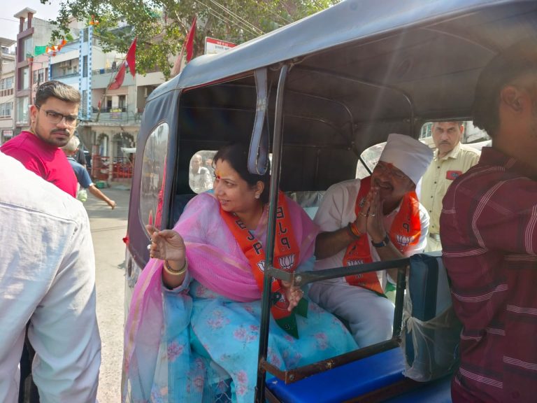 ई रिक्शा में सवार होकर सपत्नीक जन संपर्क पर निकलें विधायक:–शैलेंद्र जैन