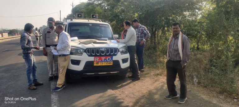 परिवहन एवं पुलिस विभाग द्वारा संयुक्त रूप से नियम विरूद्ध संचालित वाहनों के विरूद्ध कार्यवाही- आरटीओ