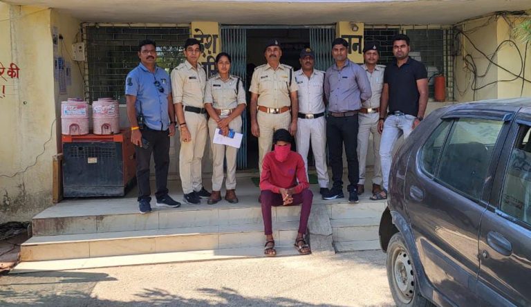 सागर पुलिस ने कार से 7 पेटी अवैध शराब के साथ आरोपी पकडा