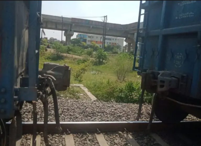 कंपलिंग खुल जाने से दो हिस्सो मे बटी मालगाड़ी, बड़ा हादसा टला