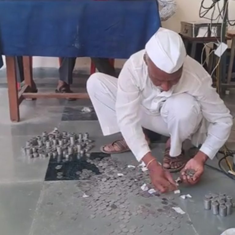 विधानसभा चुनाव के नामांकन के लिए बोरी में सिक्के लेकर पहुंचा उम्मीदवार