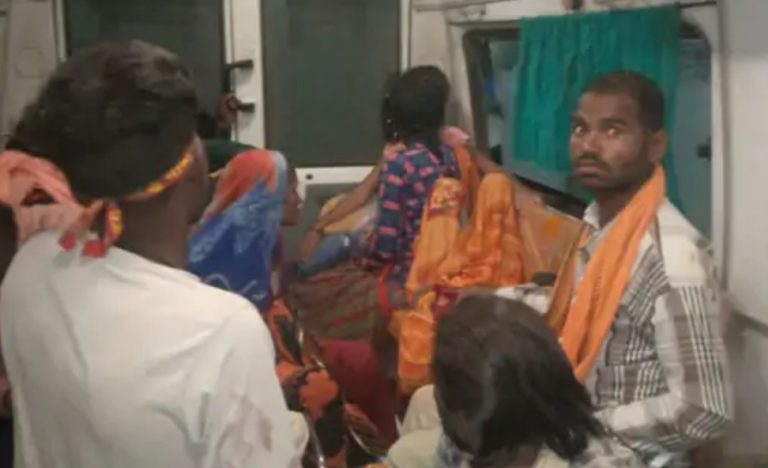 सागर में लोडिंग वाहन, अनियंत्रित होकर सड़क किनारे पलटा,25 लोग हुए घायल 