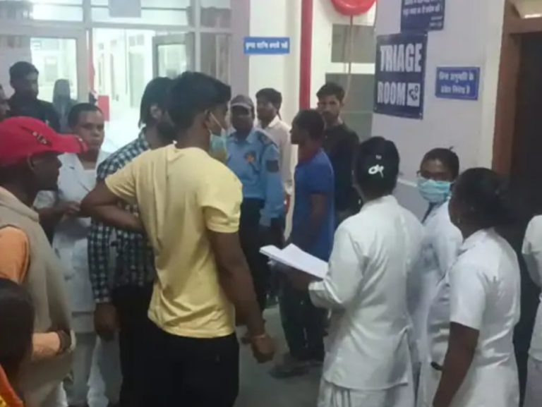 जिला अस्पताल में नर्स के साथ मारपीट: मामले में पुलिस ने 2 लोगों के साथ एक अज्ञात पर हुआ मामला दर्ज