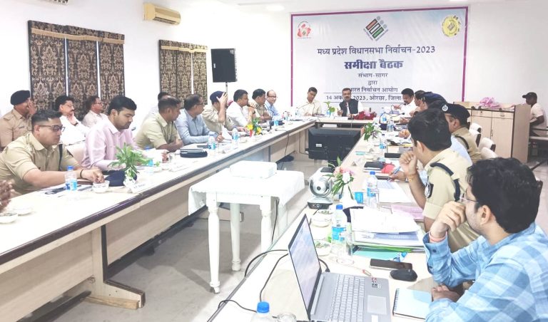 निर्वाचन संबंधी भ्रामक खबरों पर रखें नज़र, समाचारों की करें निगरानी – कलेक्टर