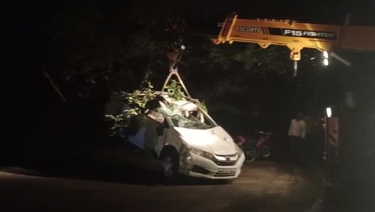 सिविल लाइन मकरोनिया मार्ग कठुवा पुल पर कारो पर गिरा पेड़,3 कारे हुई क्षतिग्रस्त