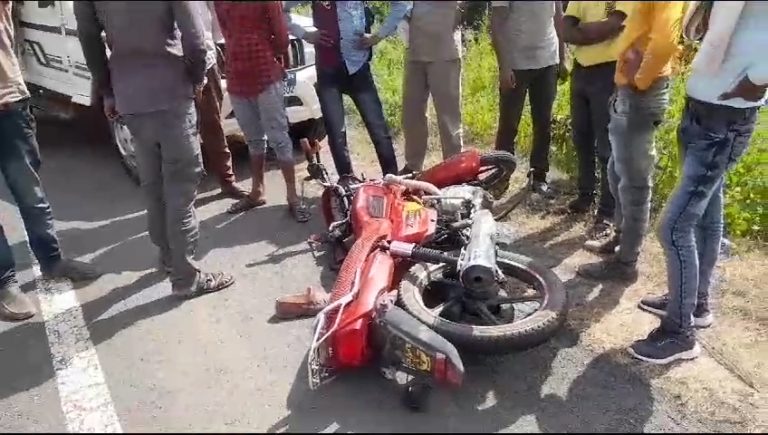 सागर में दो बाइको की हुई भिड़ंत, हादसे में पिता की मौत,बेटी समेत 2 घायल