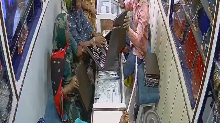 ज्वेलरी की दुकान से महिलाओ ने पायलो से भरा डिब्बा किया पार,सीसीटीवी में कैद हुआ कारनामा 