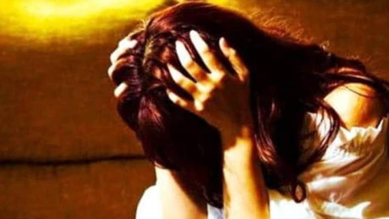 गरबा देखने जा रही थी नाबालिग ,रास्ते में गांव के ही युवकों ने बना लिया हवस का शिकार 