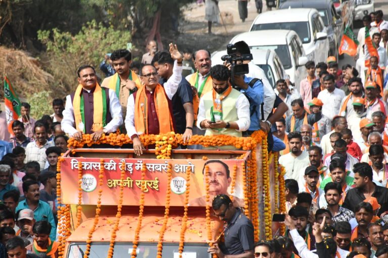 खुरई: मालथौन में मुख्यमंत्री का अभूतपूर्व रोड शो, सड़कें फूलों से भर गई, सीएम शिवराज ने तीन संकल्प लिए