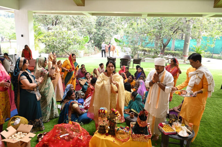 विधायक शैलेंद्र जैन के निवास पर कार्तिक व्रत धारी महिलाओ ने किया तुलसी पूजन