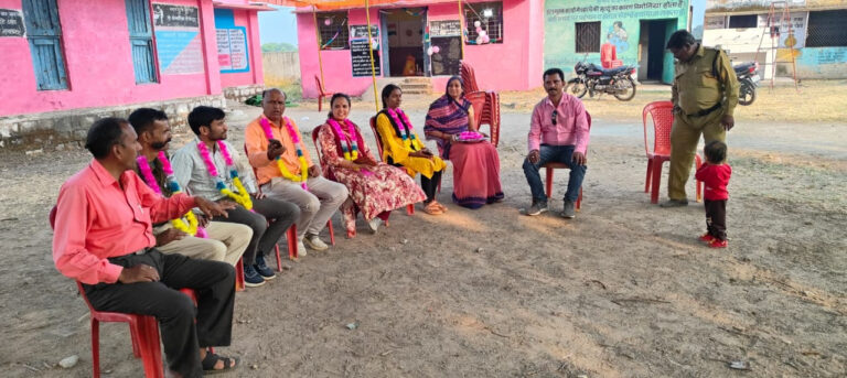 मतदान दल सभी मतदान केन्द्रों पर पहुंचे।: कलेक्टर, पुलिस अधीक्षक की उपस्थिति में की गई सामग्री वितरण