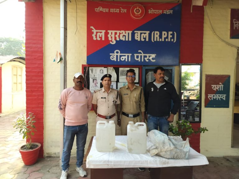 जोधपुर-भोपाल एक्सप्रेस के जनरल कोच से 20 लीटर कच्ची जप्त की शराब