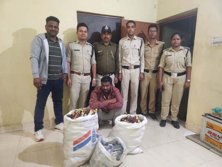 आबकारी विभाग ने 56 लीटर शराब के साथ आरोपी को किया गिरफ्तार