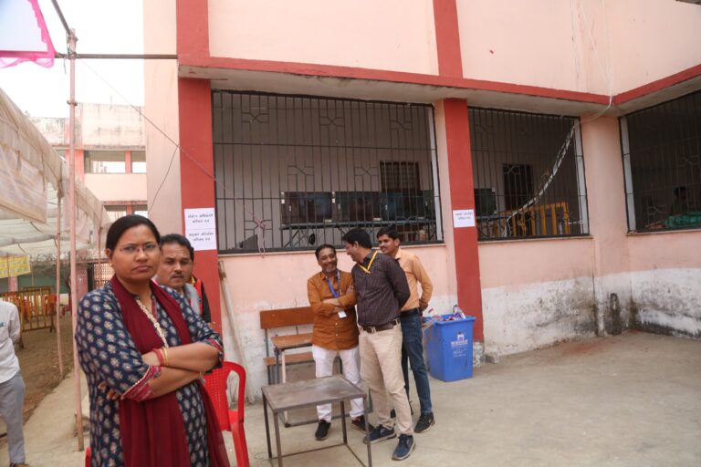 मतदान दलों का पहुंचना हुआ शुरू देर रात्रि तक मतदान सामग्री सुरक्षा के साथ  स्ट्रांग रूम में हुई जमा,सीसीटीवी कैमरे एवं सुरक्षा बल की रहेगी निगरानी