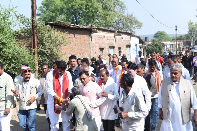 सुरखी विस: भाजपा प्रत्याशी गोविंद राजपूत ने 8 गांवों में किया जनसंपर्क,