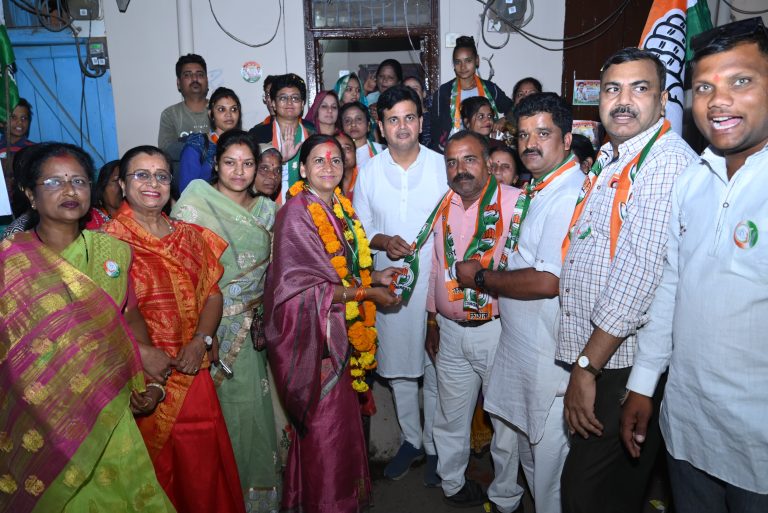 Sagar: पुष्प वर्षा कर कांग्रेस प्रत्याशी का गलियों में स्वागत, पूर्व BJP पार्षद ने पार्टी छोड़ी