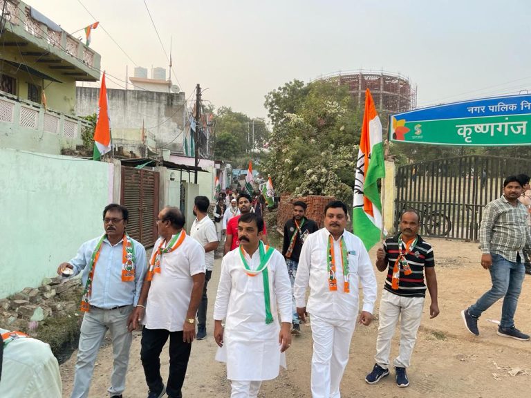 Sagar: शहर काँग्रेस ने प्रत्याशी निधी सुनील जैन के समर्थन में जनसम्पर्क किया