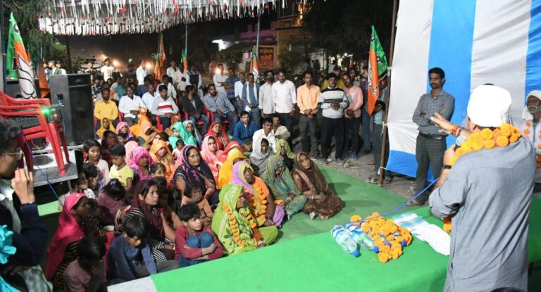 भाजपा प्रत्याशी एवं विधायक शैलेंद्र जैन बाघराज वार्ड में कुशवाहा समाज की बैठक में हुए सम्मिलित