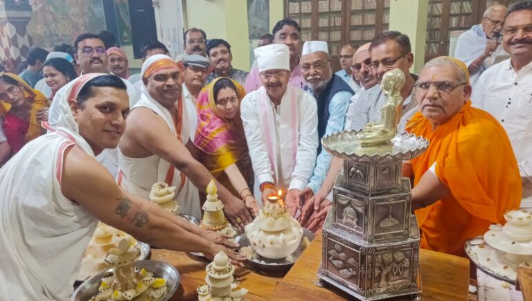 भगवान महावीर स्वामी के 2550वें निर्वाण महोत्सव पर भाजपा प्रत्याशी विधायक शैलेंद्र जैन ने सपत्नीक लाडू चढ़ाया, मंदिरों में किया अभिषेक-पूजन