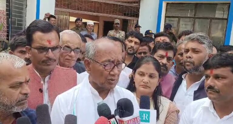 रहली विधानसभा में विवाद के मामले में पूर्व मुख्यमंत्री दिग्विजय सिंह ने थाने में ज्ञापन सौंपकर अफसरों से ली जानकारी