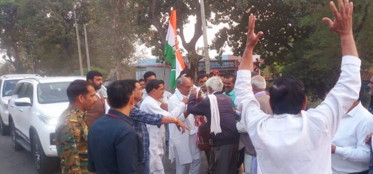 MP: सैकड़ों कांग्रेसियों ने पूर्व सीएम दिग्विजय सिंह की नरयावली विधानसभा में की भव्य अगवानी