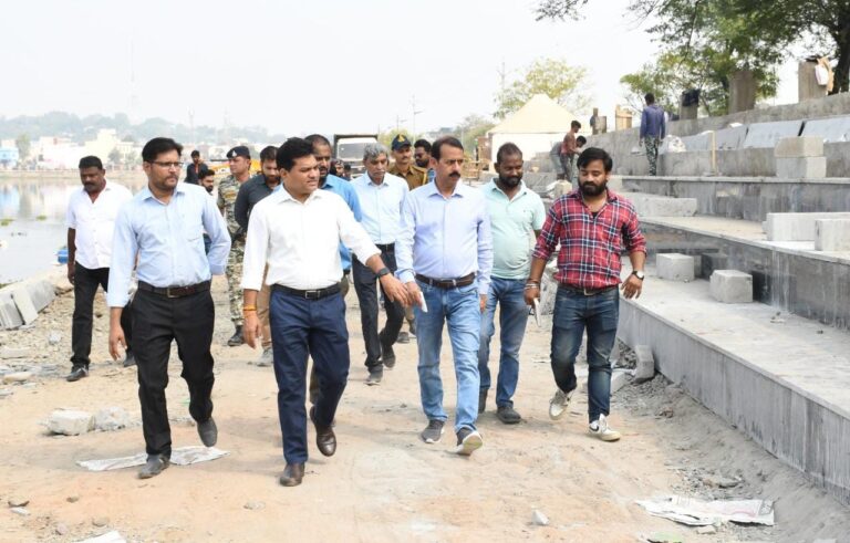 स्मार्ट सिटी अंतर्गत शेष प्रगतिरत परियोजना कार्यों को समय से पूरा कराएं : कलेक्टर दीपक आर्य