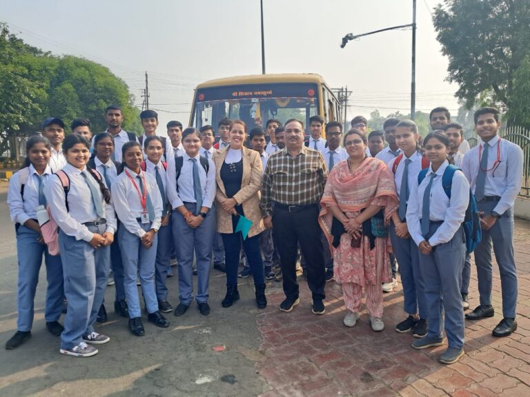 MP: गौर विश्वविद्यालय के छात्रों ने ट्रैक्शन सब-स्टेशन यूनिट में इंडस्ट्रियल विजिट की