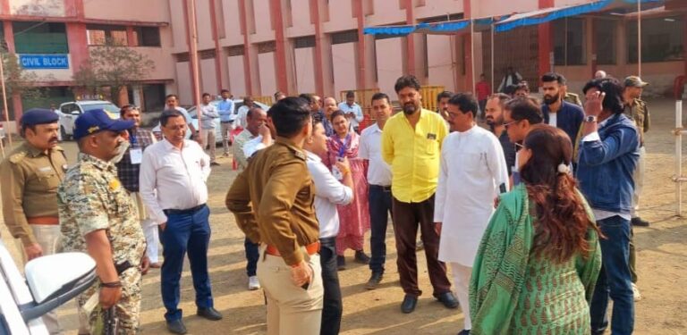 Sagar: स्ट्रांग रूम की निगरानी में लगे कैमरे बंद होने पर कांग्रेस प्रत्याशी पहुंचे इंजीनियरिंग कॉलेज,जताई नाराजगी